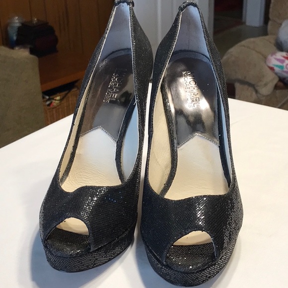 MICHAEL KORS BLACK GREATS! 💐 - Picture 2 of 7